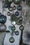   Vintage Mohazöld "Kődarabos" Akasztható Gömb - 6,5 cm.