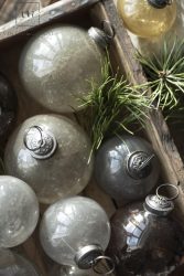 Vintage "Méz" "Kődarabos" Akasztható Gömb - 8 cm.